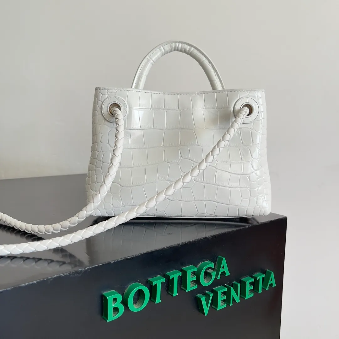Batch 2880 BOTTEGA VENETA new women's crocodile leather ANDIAMO is shipped! ! ! As a classic model of the BV family, each innovation brings different surprises to fans. There are three ways to carry it with different makeup. Crocodile skin is called the gold in leather and is famous for its top luxury and rarity. During use, the luster of the crocodile skin will not fade or fade with time. No matter how long it is used, it will still remain new. And because each crocodile skin is different, the effect of each crocodile leather bag is different. Style number: 777614 Size: 22*9*15.5cm
